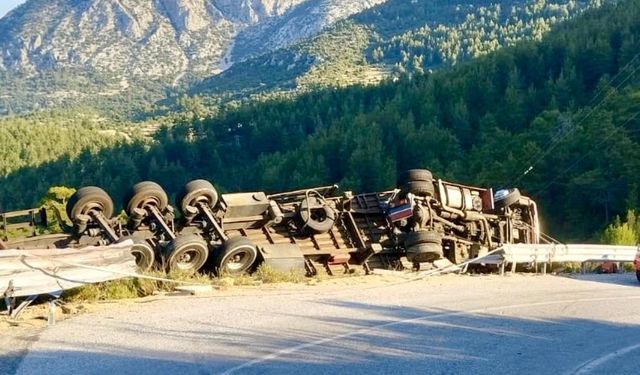 Tır devrildi, genç sürücü can verdi!
