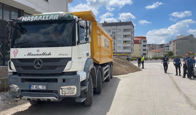Bilecik'te kamyon ceza kaçtı, kumu sanayiye boşalttı