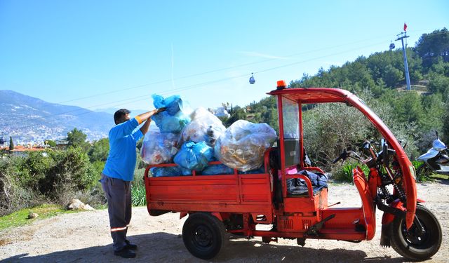 Antalya'da bayram mesaisi: 5 günde 4 bin ton atık toplandı