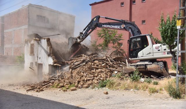 Bilecik sokaklarında metruk bina temizliği