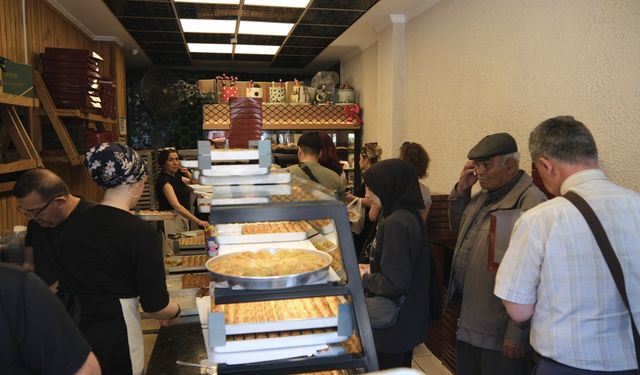 Eskişehir'de baklava kuyrukları Arefe'de zirve yaptı!