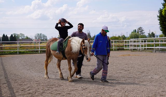 Eskişehir'de özel bireylere adaptif binicilik desteği