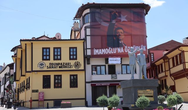 İmamoğlu'nun yasaklanan pankartı bu kez Eskişehir'de!