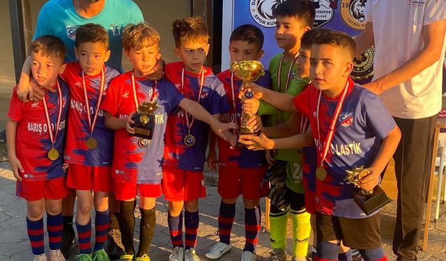 Eskişehir takımı ikincilik kupasını kaldırdı