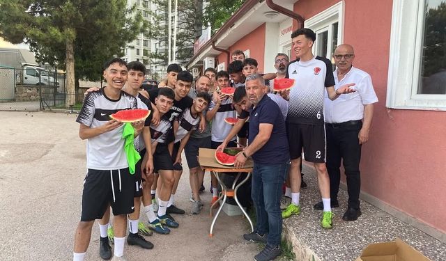 Önce bayramlaştı sonra sahaya indiler