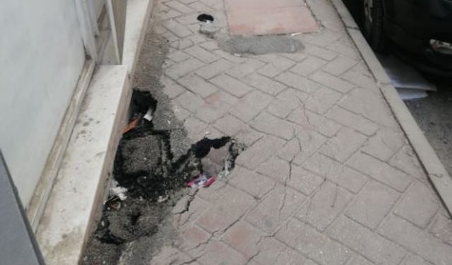 Eskişehir'de kaldırım çöktü, yayalara geçemez hale geldi