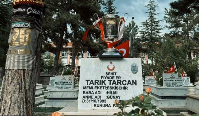 Eskişehirspor'un unutulmaz isimlerine şampiyonluk kupası gitti