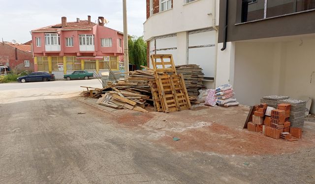 İnşaat malzemeleri kaldırımı işgal etti