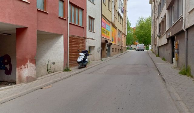 Kaldırıma rastgele park edilen motosiklet yayaları zorladı