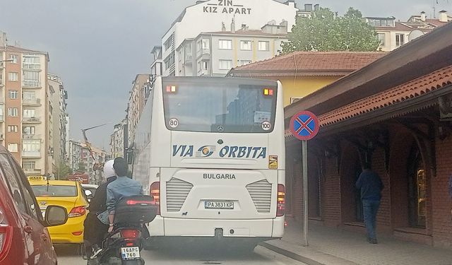Uyarı levhasına rağmen park edince yayaları tehlikeye attı