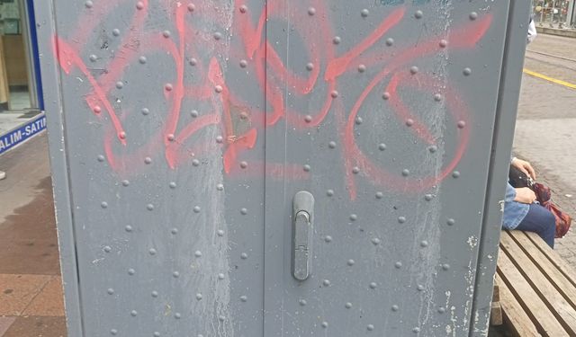 Vandallar yine rahat durmadı: Kent estetiğini bozuyorlar!
