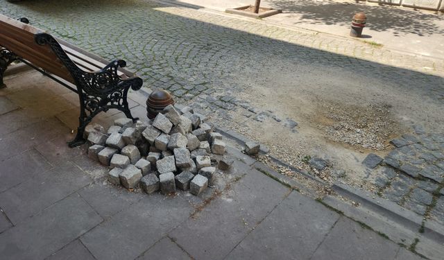 Eskişehir'de yerinden çıkan kilit taşları bakım bekliyor
