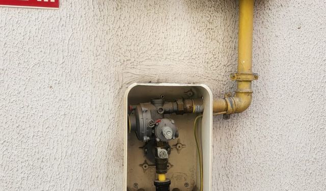 Eskişehir'de kapağı kırılan doğalgaz kutusu risk saçıyor