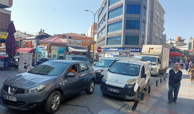 Eskişehir'de kural tanımayan sürücüler yolu kilitledi