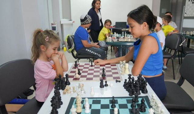 Tepebaşı'nın minikleri satrançla keyifli vakit geçiriyor