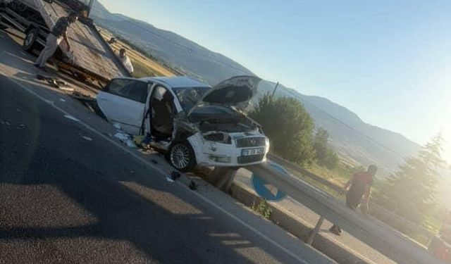 Afyon'da yeni evli çifti kaza ayırdı!