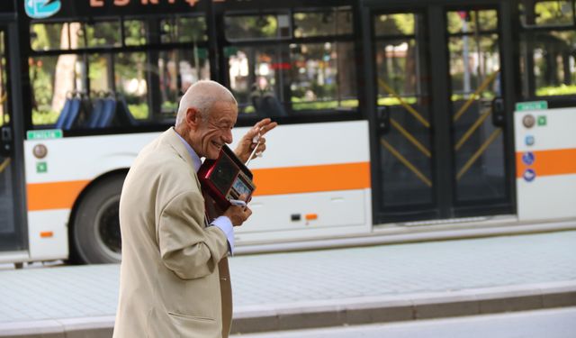 Eskişehir'de teybiyle sokakları şenlendiriyor!