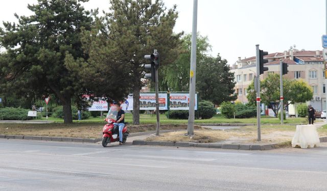 Eskişehir’de motosikletli sürücüden çifte kural ihlali!
