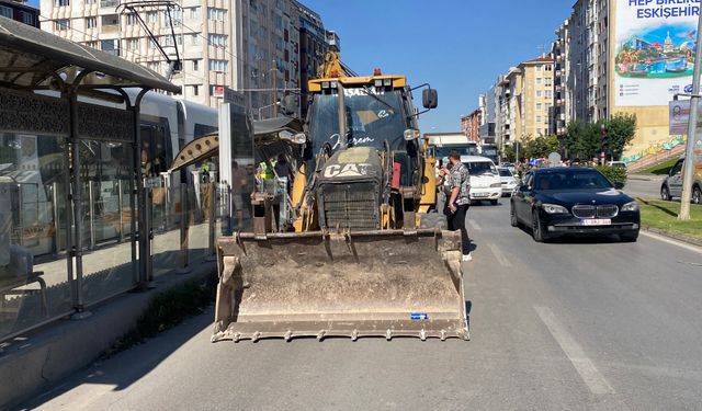 Eskişehir tramvay durağına kepçe girdi: 1 yaralı!