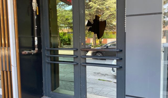 Eskişehir'de apartman kapısına taşlı saldırı panik yarattı