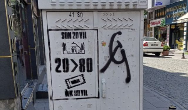 Elektrik panosuna izinsiz yazılar dikkat çekiyor!