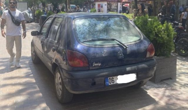 Eskişehir'de trafiğe kapalı cadde otopark oldu!
