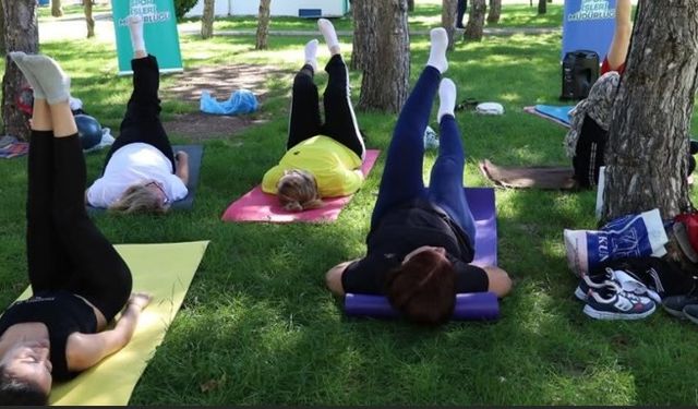 Parklarda spor yapmayı çok seviyorlar