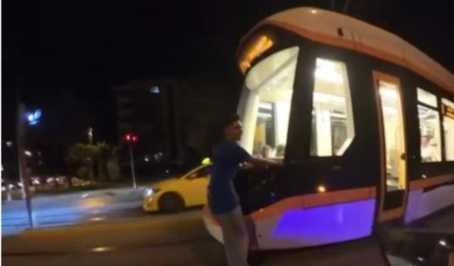 Eskişehir tramvayında aynı görüntü: Hayatını hiçe saydı!