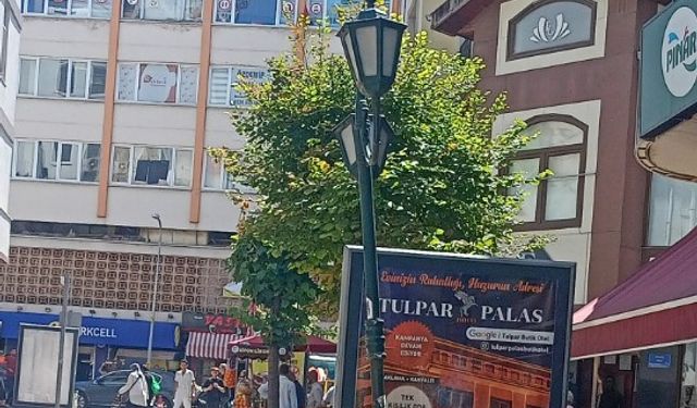 Eskişehir'deki eğik elektrik direği tehlike saçıyor!