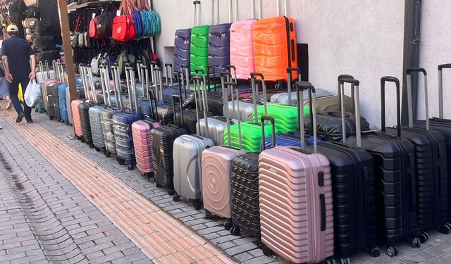 Eskişehir'de tatil alışverişi vitrinleri süsledi: Her bütçeye hitap ediyor