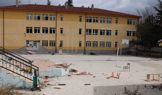Eskişehir'de okullar metruk binaya dönüşüyor!