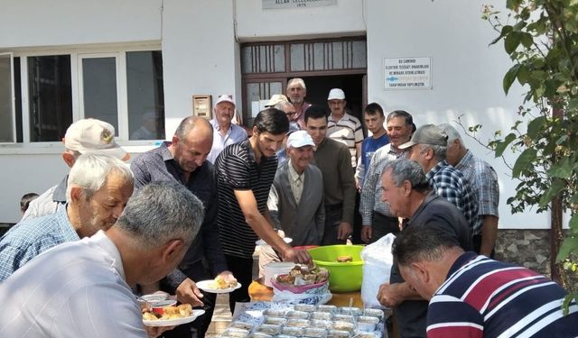 Eskişehir'de aşure dağıtımında izdiham
