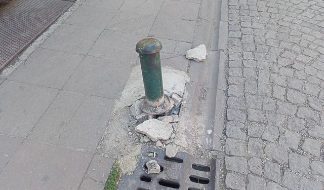 Eskişehir’de kaldırım kenarındaki hasarlı duba tehlike saçıyor