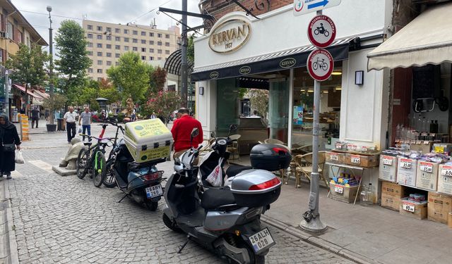 Eskişehir'de kural tanımazlık pes dedirtti: Tabelayı takan yok