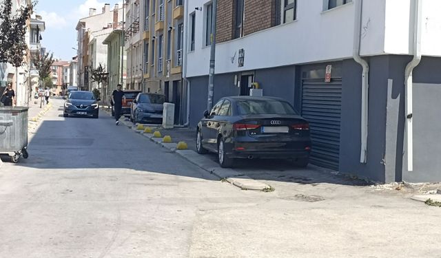 Eskişehir’de kaldırıma park sorunu: Yayalar tehlikede!