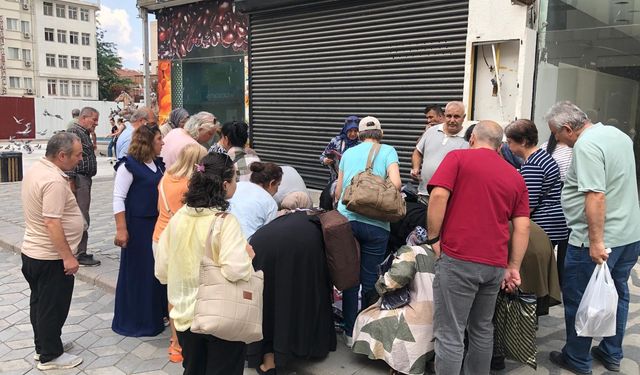 Eskişehir'de yolsa serdi, önünde izdiham oldu!