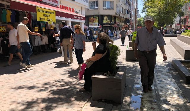 Meteoroloji uyarılarına rağmen o cadde dolup taştı!