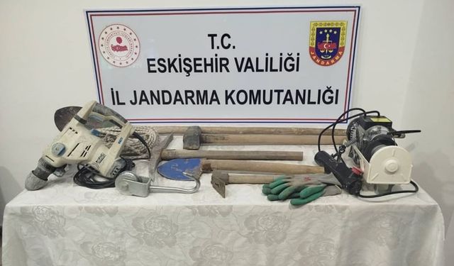 Eskişehir'de evin bahçesindeki çukur şaşkınlık yarattı!