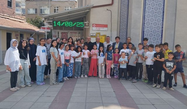 Camilerde Kur’an öğrenen çocuklara hediyeler verildi!