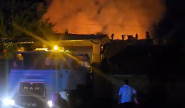Kütahya'daki yangın geceyi aydınlattı: 4 ev kül oldu!