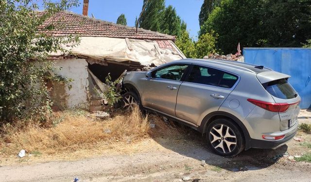 Eskişehir'de yolda giden araç kendini evin içinde buldu!