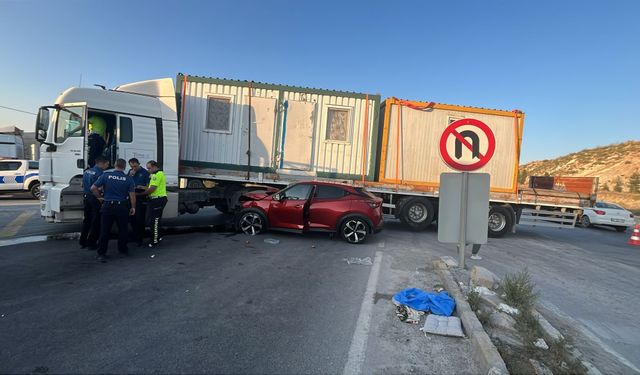 Afyon'da araç tırın altına girdi!