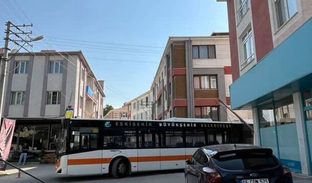 Eskişehir’de belediye otobüsü direğe takıldı, faciadan kıl payı dönüldü