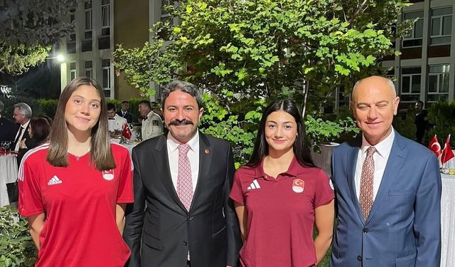 Başarılı yüzücülerle kutlamalarda buluştu