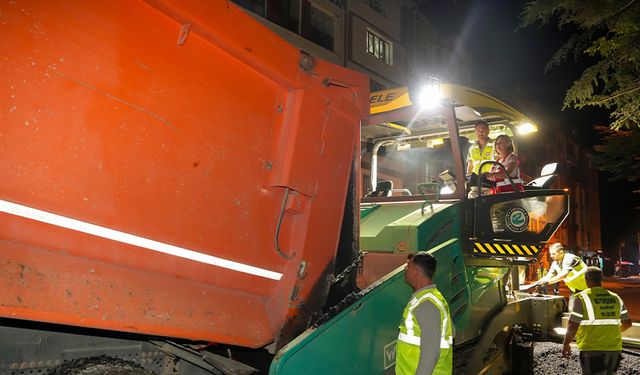 Başkan Ünlüce'den gece mesaisine destek: İş makinesine geçti