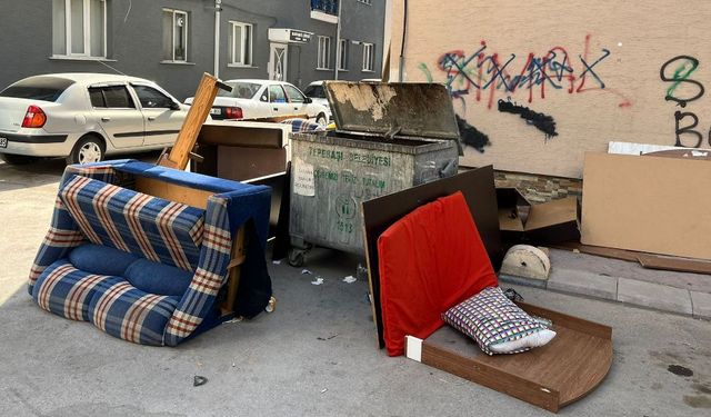 Eskişehir'de eski eşyalar mahalleliyi isyan ettirdi