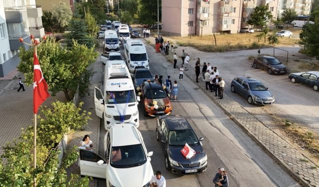 Eskişehir'de servis araçlarıyla renkli konvoy