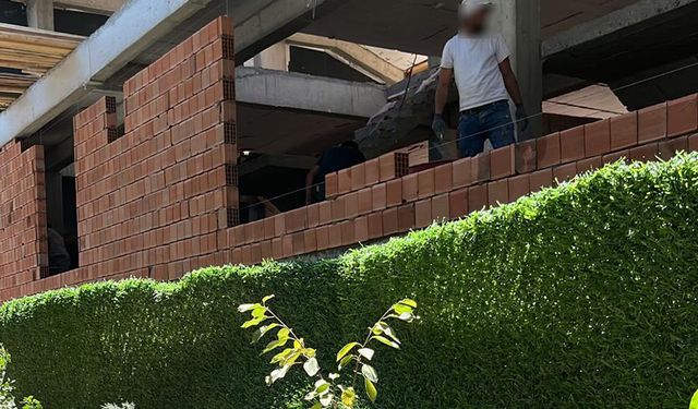 Eskişehir'de facia kıl payı önlendi: Evin bahçesine devrildi