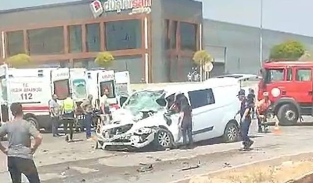 Eskişehir’de panelvan tıra çarptı: 3 yaralı!