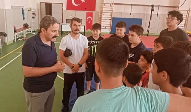 Küçük pehlivanları ziyaret etti